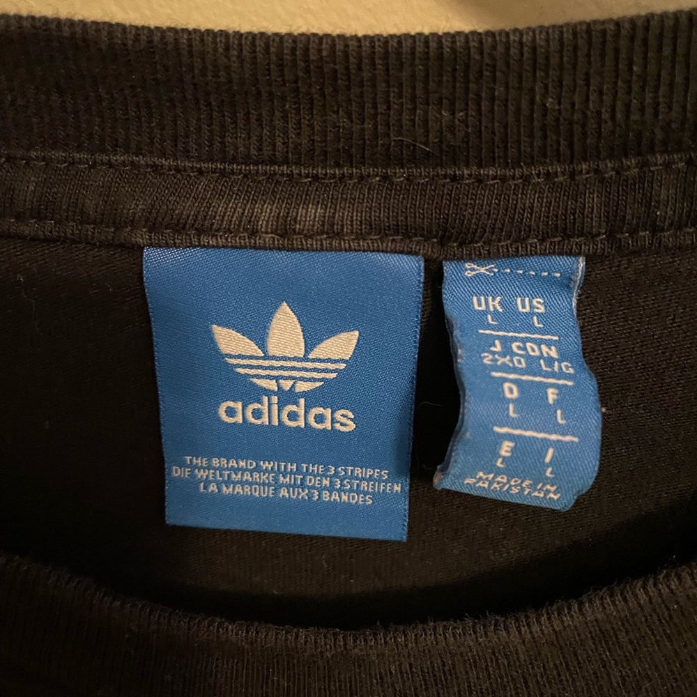 Classic Adidas T-shirt 🖤 - Picture 2 of 3
